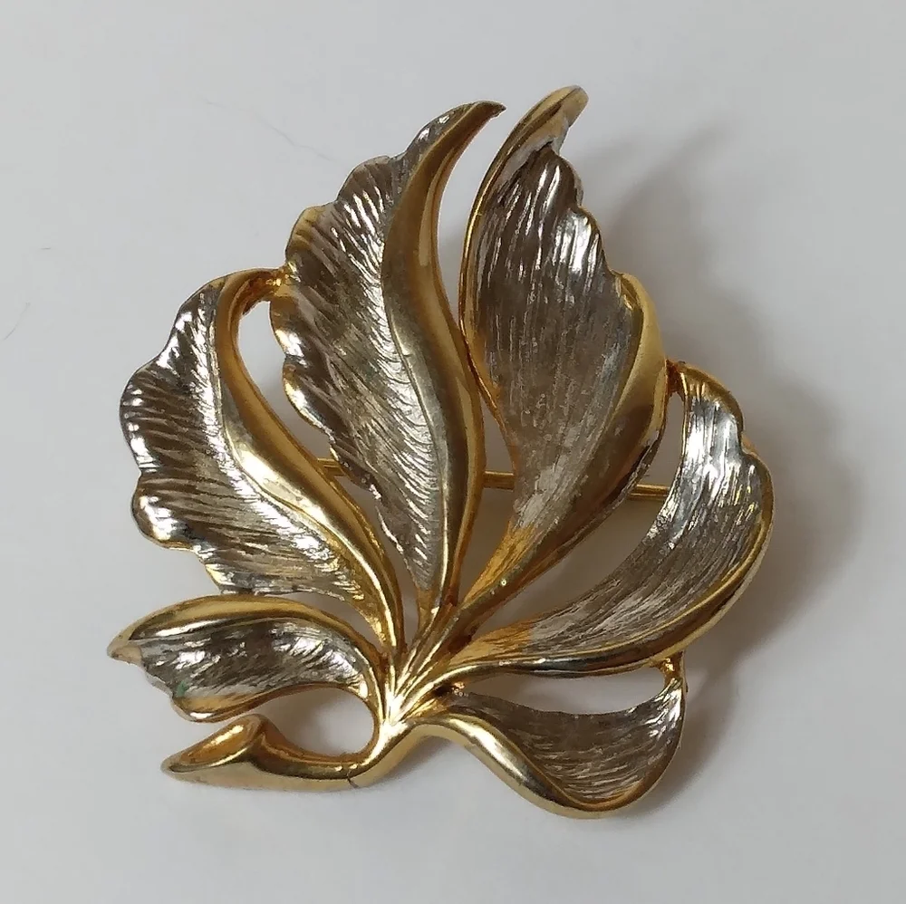 Vintage Unmarked Goltone and Silvertone Rolled Leaf Brooch